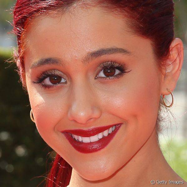 Quanda ainda usava cabelo vermelho, em 2011, Ariana Grande foi ao Emmy com um batom vinho da mesma cor dos fios